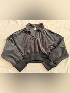 Women’s Nike cropped Velour Sweater - size medium